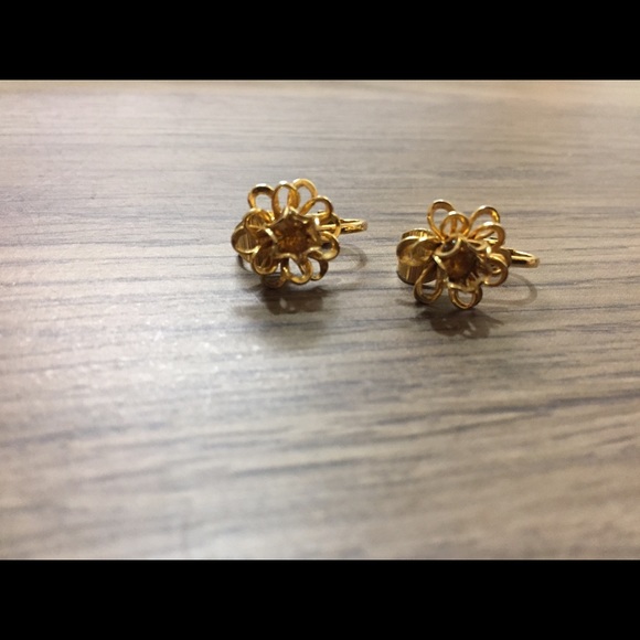 Jewelry - Vintage delicate flower goldtone clip on earrings